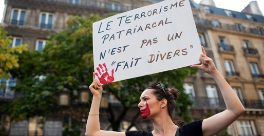 한 여성이 파리에서 성차별에 반대하여 시위를 하고 있다. (출처: ZEIT Online, © AFP/Getty Images)