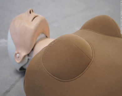 직물로 만든 유방을 부착한 CPR 인체모형 (*출처: CNN)