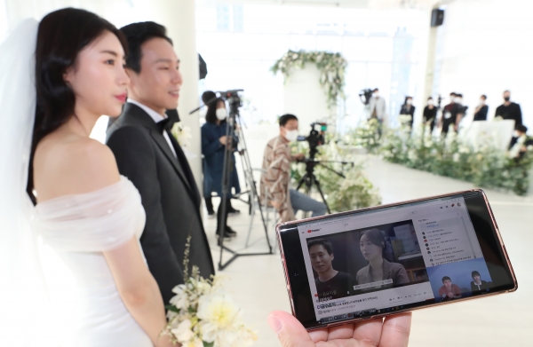 온라인으로 하객을 초대한 신랑과 신부가 4월 4일 강남구 소재 예식장에서 ‘유튜브 라이브 결혼식’을 진행하고 있다. (사진-KT 제공)