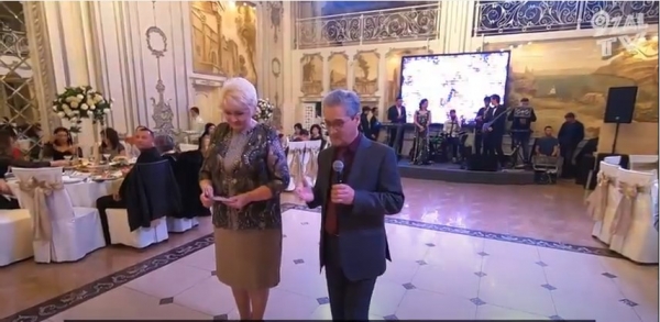 러시아 결혼식에서 부모가 편지를 낭독하는 모습(출처-유튜브 구잘TV)