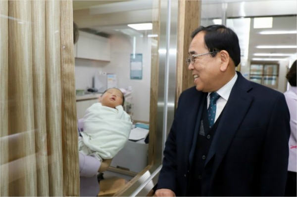 2020년 영광에서 처음 태어난 아기를 바라보는 김준성 영광군수(사진-전남 영광군 제공)
