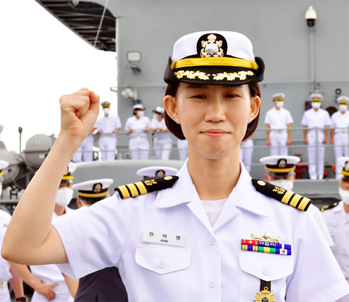 해군 첫 여성함장 취임한 안미영 소령(사진-해군 제공)