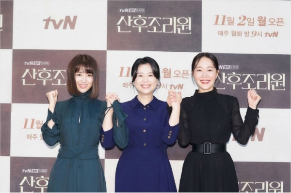 tvN 새 월화드라마 ‘산후조리원’ 온라인 제작발표회에서 배우 박하선, 장혜진, 엄지원이 촬영에 임하고 있다.(사진-tvN 제공)