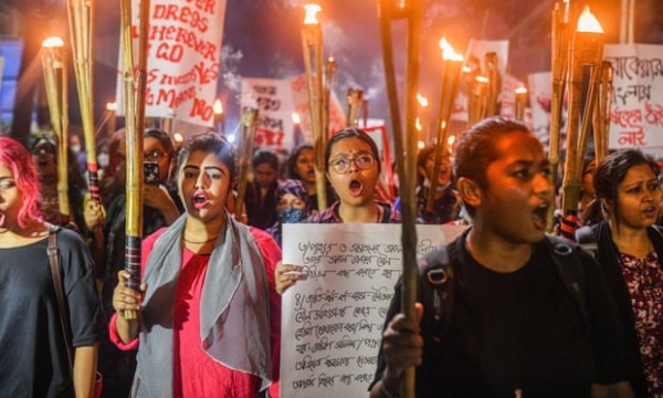 시위 중인 방글라데시 여성들(출처-더 가디언)