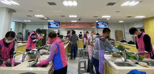 진안군농업기술센터가 운영하는'식생활교육, 남성생활요리반'(사진-진안군 제공)