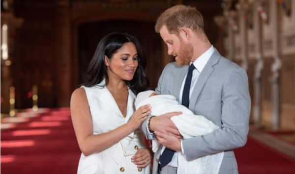 지난해 5월 갓 태어난 아들 아치를 안고 있는 영국의 해리 왕자와 마클 왕자비(출처-더 가디언)
