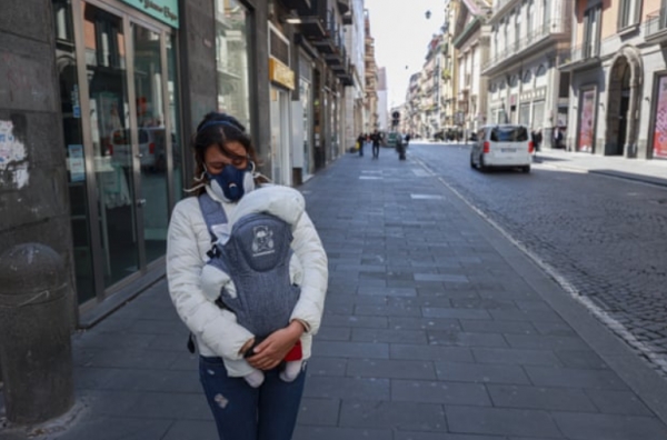 아기를 안고 가는 이탈리아 여성(사진-더 가디언)