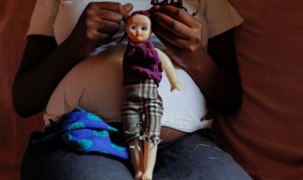 키베라 지역의 임신한 소녀(출처-더 가디언)