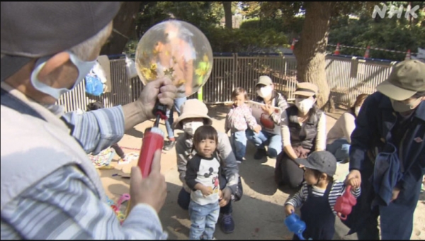 공동육아 모임에서 풍선아트를 구경하는 아이들(출처-NHK)