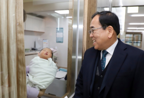 신생아를 보고 웃고 있는 김준성 영광군수(사진-영광군 제공)