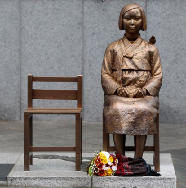 옛 일본대사관 앞 평화의 소녀상(출처-나무위키)