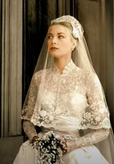 결혼식(1956년)에서 웨딩드레스를 입은 그레이스 켈리(출처-유튜브)