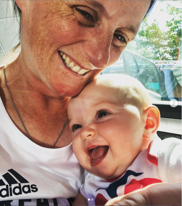 영국의 양궁대표 선수 나오미 포카드와 5개월 된 딸(출처-포카드 인스타그램)