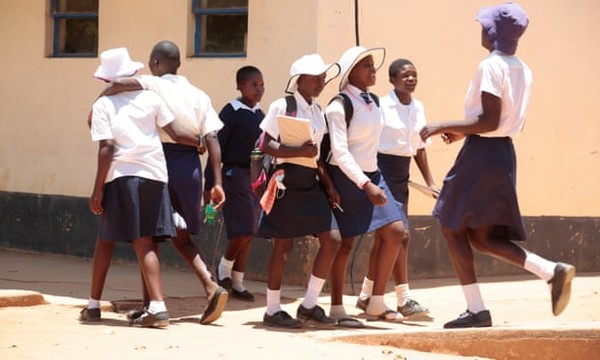 짐바브웨의 중학생들(출처-더 가디언)