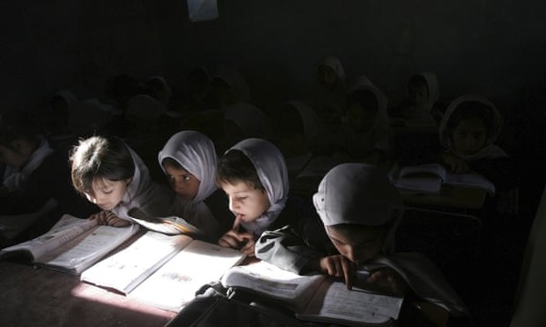 학교에서 공부하는 아프간 소녀들(출처-더 가디언)