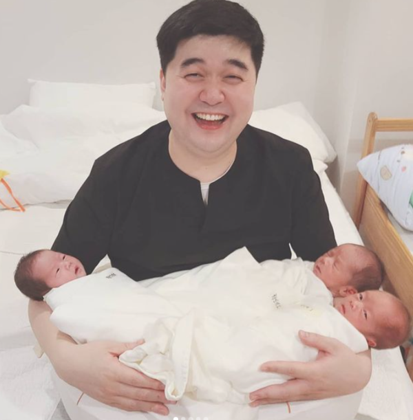 시험관시술로 세 쌍둥이를 출산한 개그우먼 황신영의 남편이 아이들을 안고 있다.(출처-황신영 인스타그램)