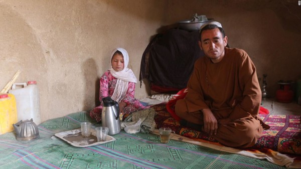 난민캠프에 사는 압둘은 가족 생계를 위해 9살 딸 파르와나(왼쪽)를 55세 남성에게 팔았다.(출처-CNN)
