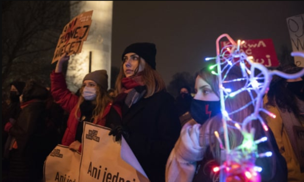 낙태금지법 반대시위에 참여한 폴란드 사람들(출처-더 가디언)
