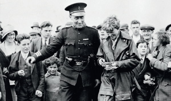1932년 5월 여성 최초로 대서양 단독횡단비행을 마치고 북아일랜드에 착륙한 직후의 에어하트(출처-네이버 포스트)