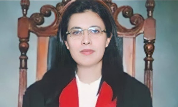 파키스탄 최초의 여성대법관으로 지명된 아에야 말릭 판사(출처-더 가디언)
