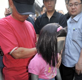 2006년 용산 아동성폭행 살인사건의 범인 김장호가 현장검증을 하고 있다.(출처-네이버 블로그)