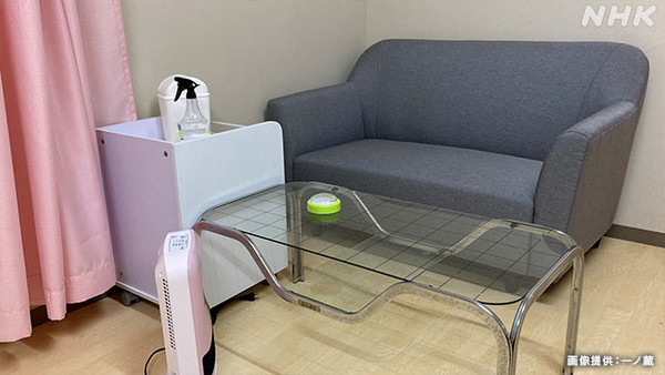 일본의 한 회사는 직장 내 빈 공간에 최소한의 물품을 구비해 착유실을 설치했다.(출처-NHK)