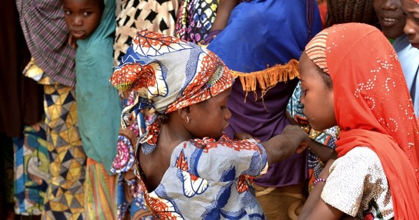 니제르의 한 마을에서 어린 소녀들이 뇌수막염 예방접종을 기다리고 있다.(출처-국경없는 의사회 홈페이지)