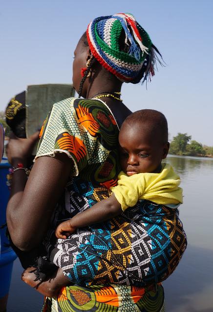 아이를 업고 있는 아프리카 여인(출처-pixabay)