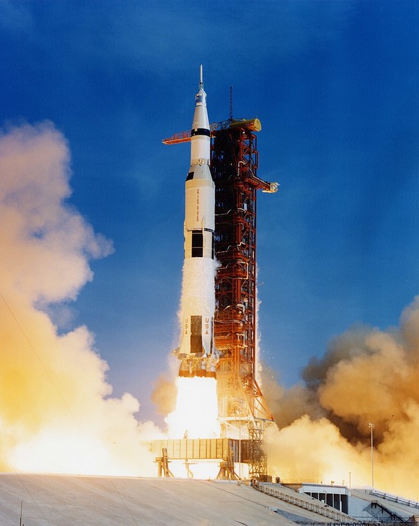 아폴로 11호를 실은 새턴 V 로켓의 발사 장면(출처-위키피디아)