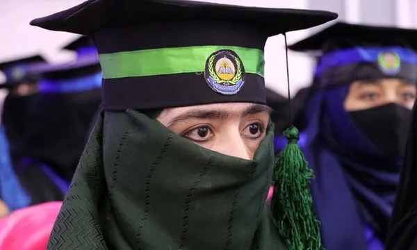 탈레반 정부는 11세 이상 소녀들의 등교를 금지함으로써 여학생들의 대학입학이 사실상 불가능해졌다.(사진-더 가디언)