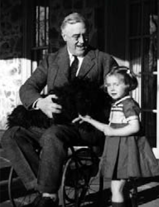 39세에 소아마비에 걸린 미국의 루즈벨트 대통령(1882-1945)은 1938년 국가 소아마비 재단을 세우고 기금을 모아 백신 연구 개발을 지원했다. 소아마비 백신은 그의 사후 10년 만인 1955년에 개발됐다.