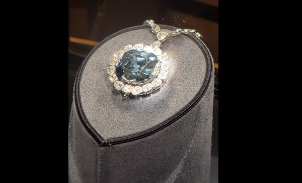 스미소니언 박물관에 보관돼 있는 호프 다이아몬드(출처-네이버 블로그)