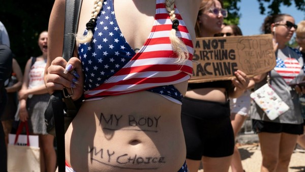 미국 연방대법원 앞에서 낙태권 폐지 결정 반대 시위를 하는 여성들(출처-프랑스24)