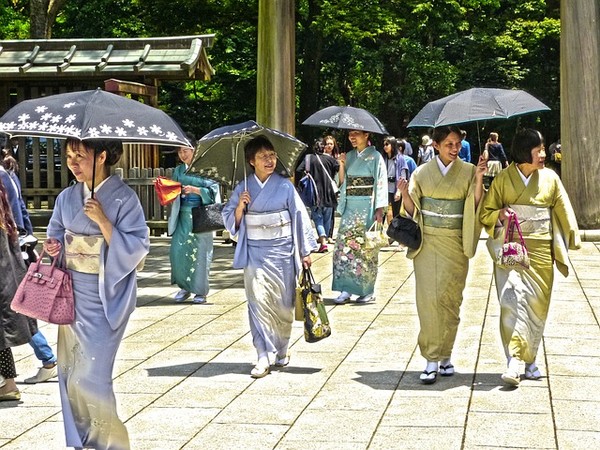 전통의상을 입은 일본 여성들이 도쿄의 한 신사 주변을 걷고 있다.(출처-픽사베이)