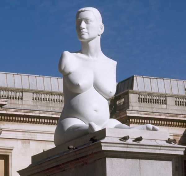 런던 트라팔가 광장에 전시되던 당시의 '임신한 앨리스 라퍼'(출처-마크 퀸 홈페이지 캡처)