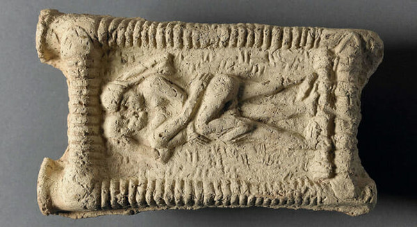 메소포타미아 지역에서 발견된 키스하는 연인 점토판(대영박물관 소장)