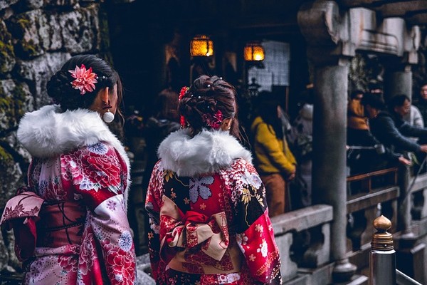 전통의상을 입은 일본 여성들(출처-pixabay)