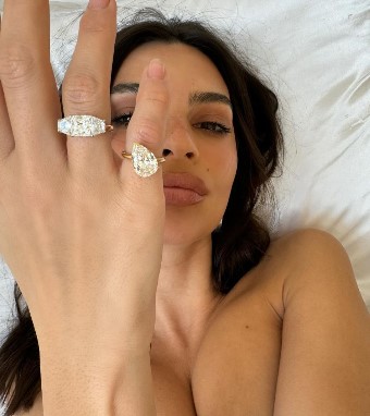 에밀리 라타이코프스키가 약혼반지를 리메이크한 두 개의 반지를 끼고 있다.(출처-본인 인스타그램)